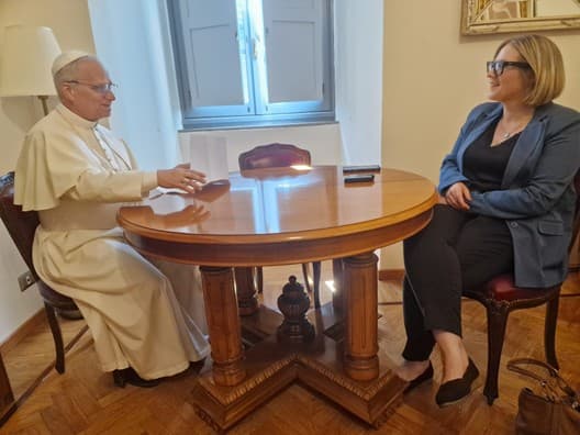 S kom je papež Leon XIV. opravil svoj prvi intervju?